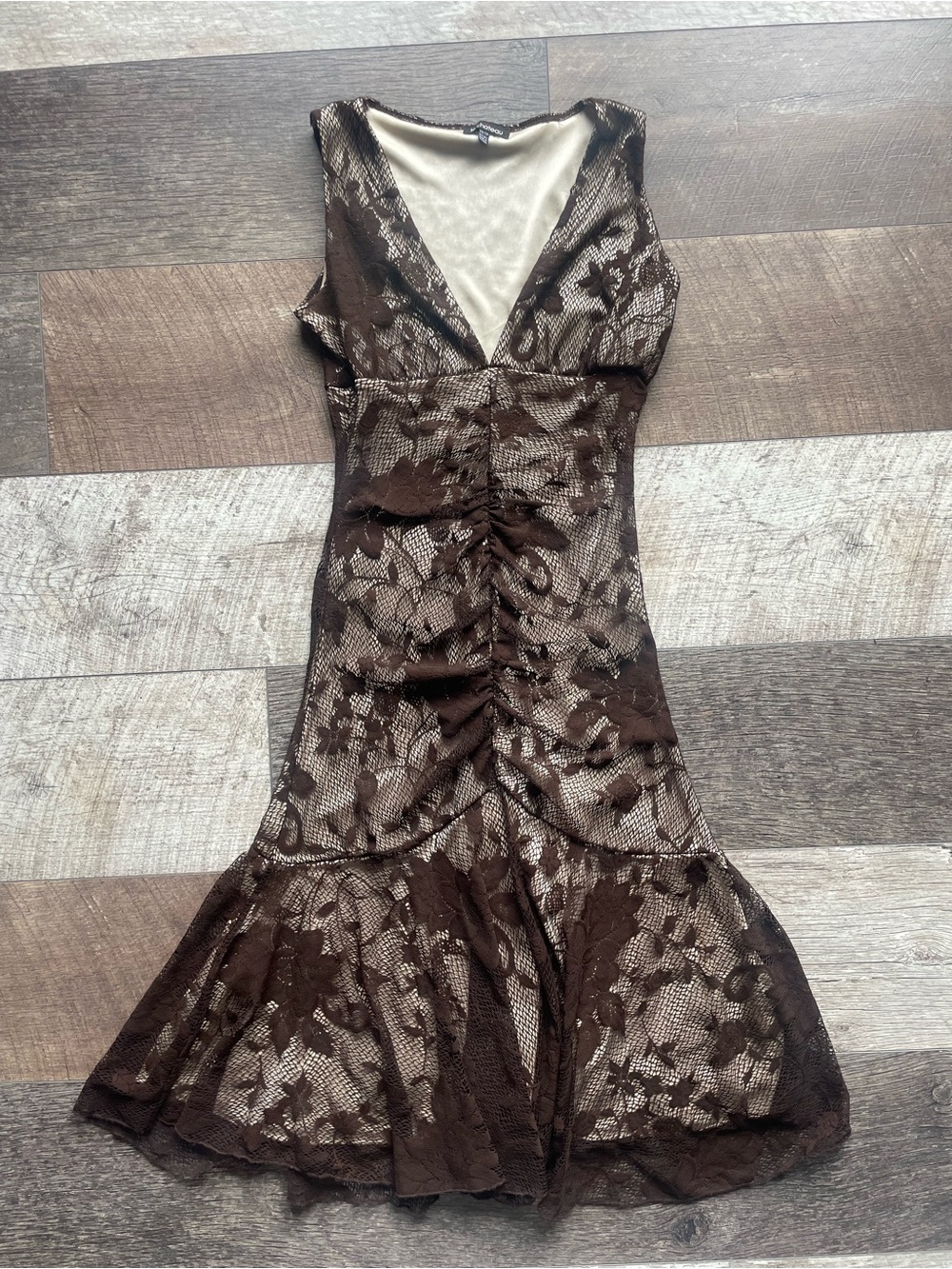 Le château Brown Lace V-Neck Ruched Midi Dress
